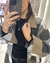 Camisaco Merce gris con estampado a cuadros, modelo usando la prenda en un entorno de tienda - Tiendas Eclipse
