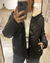 mujer usando campera Nepal negra con detalles de corderito y capucha desmontable