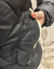 detalle de bolsillos con corderito en campera negra de abrigo