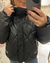 mujer usando campera Nepal negra con detalles de corderito y capucha desmontable