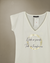 Remera Bruna off white con escote en V y diseño de texto "Nada se pierde, Todo se transforma".