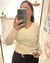 Remera Tokio de mujer color beige con estampa "vida" en letra cursiva negra, usada por una mujer que se está sacando una selfie frente a un espejo