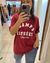 Mujer usando remerón de algodón bordó con estampa blanca 'Champs Élysées', de corte oversize y manga corta