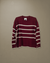 Sweater Fidel en color bordó con rayas blancas, cuello redondo y tajos laterales, sobre fondo neutro – Tiendas Eclipse
