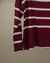 Sweater Fidel en color bordó con rayas blancas, cuello redondo y tajos laterales, sobre fondo neutro – Tiendas Eclipse