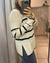 Mujer posando frente al espejo el Sweater Fidel en color natural con rayas negras, cuello redondo y tajos laterales – Tiendas Eclipse