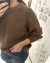Mujer usando sweater tejido punto inglés color chocolate con detalle calado en manga – Tiendas Eclipse