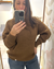Mujer usando sweater tejido punto inglés color chocolate con detalle calado en manga – Tiendas Eclipse