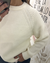 Mujer usando sweater tejido punto inglés color natural con detalle calado en manga – Tiendas Eclipse