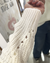 Mujer usando sweater tejido punto inglés color natural con detalle calado en manga – Tiendas Eclipse
