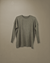 Sweater gris claro de mujer, modelo Over, de manga larga con puños acanalados sobre fondo neutro