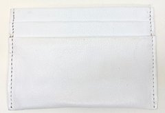 A Carteira Lu é estilosa e muito prática. Contém 04 compartimentos para cartões e um compartimento central, perfeito para documentos (RG e CNH) e cédulas. 