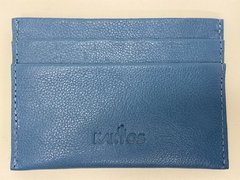 A Carteira Lu é estilosa e muito prática. Contém 04 compartimentos para cartões e um compartimento central, perfeito para documentos (RG e CNH) e cédulas. 