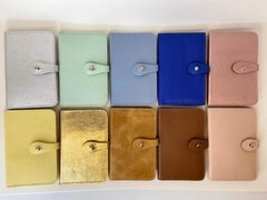 Carteira Larissa produzida em couro legitimo, contém compartimento para cartões, cédulas e documento. Linda, compacta e muito prática!