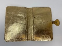 Carteira Larissa produzida em couro legitimo, contém compartimento para cartões, cédulas e documento. Linda, compacta e muito prática!