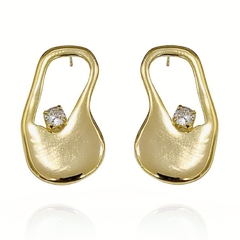 BRINCO BÁRBARA ORGÂNICO DOURADO COM ZIRCÔNIA - Bijoux Maysa Úrsula