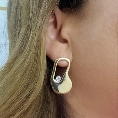 BRINCO BÁRBARA ORGÂNICO DOURADO COM ZIRCÔNIA na internet