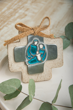 Cruz Sagrada Familia con Esmalte Azul 8 X 8 cm - ALELUYA SANTERIA Y ARTE RELIGIOSO