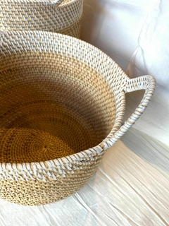 Canasto grande de ratan natural con borde blanco - comprar online