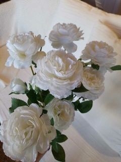 RAMO 3 ROSAS BLANCAS 65CM