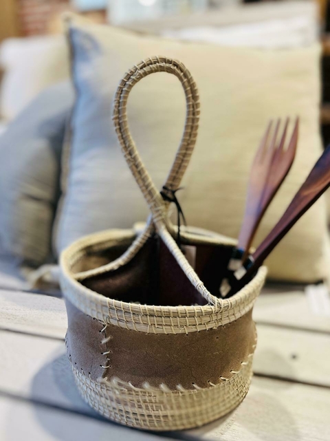 portacubierto de fibra natural y cuero