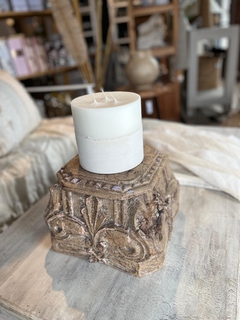 Candelabro hindu con talla