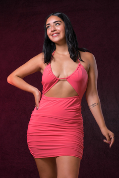 VESTIDO ROSA CON FRUNCE Y ESCOTE