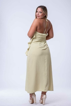 vestido largo con vuelos en internet