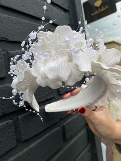 VINCHA C/FLORES Y PERLAS en internet