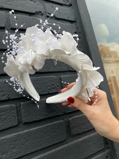 VINCHA C/FLORES Y PERLAS - Adalgisa | Tienda de ropa