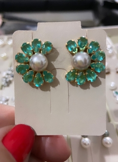 Brinco Meia Flor Zircônia Esmeralda e Pérola na internet