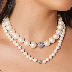 Colar Perolas 12mm com Fecho Imã Cravejado Zircônia