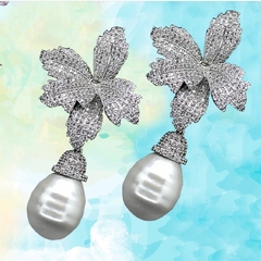 Brinco Flor Cravejada Pérola Barroca - comprar online