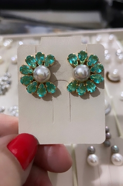 Brinco Meia Flor Zircônia Esmeralda e Pérola - comprar online
