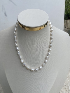 Colar Chocker Pérolas Agua Doce e Fecho Boia Folheado Ródio Branco