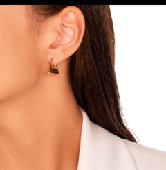 Brinco Argola Triangular Lisa Folheado Ouro - comprar online