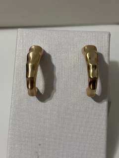 Brinco argola com textura ondulada folheado ouro