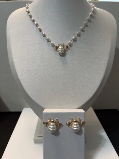 Conjunto colar e brincos abelha pérola