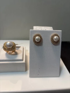 Conjunto de anel número 21 e brincos com pérola