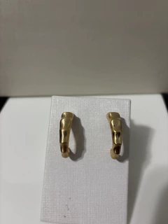 Brinco argola com textura ondulada folheado ouro - comprar online