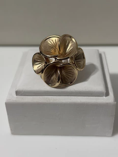 Anel Floral com Detalhes Relevados Folheado Ouro na internet