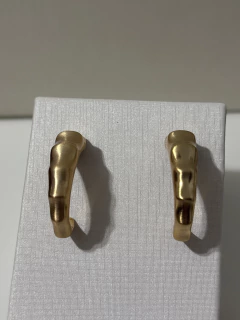 Brinco argola com textura ondulada folheado ouro na internet