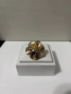 Anel Floral com Detalhes Relevados Folheado Ouro
