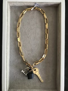 Imagem do COLAR CORRENTE ELOS COM PINGENTE CHAVE, CADEADO, MOSQUETAO RODIO BRANCO FL OURO