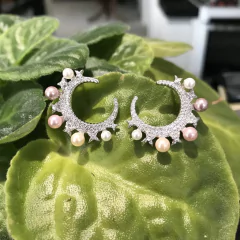 BRINCO CRAVEJADO COM ZIRCONIA CRISTAL COM 5 PEROLAS BRANCA, CRU E ROSE FOLHEADO RODIO BRANCO. - comprar online