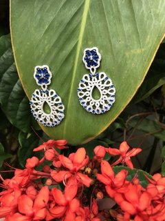 BRINCO FLOR EM ZIRCONIA SAFIRA TRABALHADO VAZADO CRAVEJADO CRISTAL FL RODIO BRANCO - loja online