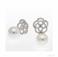 BRINCO FLOR CRAVEJADA COM PEROLA FOLHEADA RODIO BRANCO - comprar online