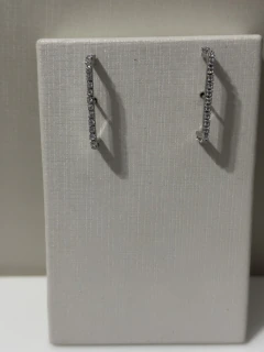 Brinco Palito Cravejado Zircônia Cristal Folheado Ródio Branco