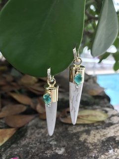 BRINCO DENTE CRU E GOTA VERDE FOLHEADO OURO 18k - loja online