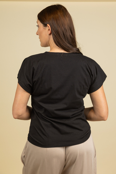 REMERA MONOTYPE TRAVENING - RUKIA